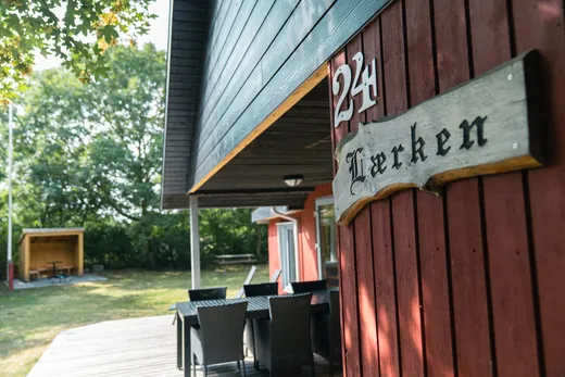 Das Haus heißt Lærken. Die überdachte Terrasse bedeutet: Sie essen draußen, egal wie das Wetter ist.