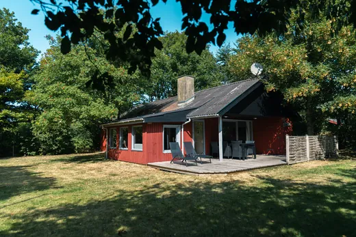 Das Haus steht frei auf dem Grundstück, Gras rundherum.