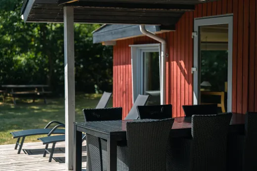 Der überdachte Teil der Terrasse mit Essplatz für die ganze Familie.