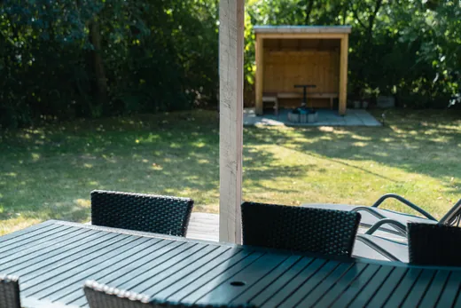 Der Terrassentisch im überdachten Bereich.