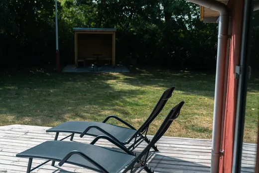 Die Liegestühle auf der Terrasse.