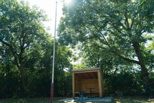 Die überdachte Feuerstelle in der Ecke des Gartens.