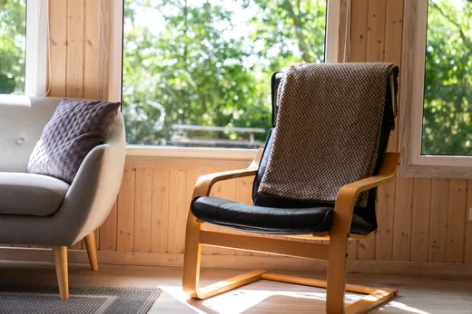 Ein Sessel am Fenster im Wintergarten.