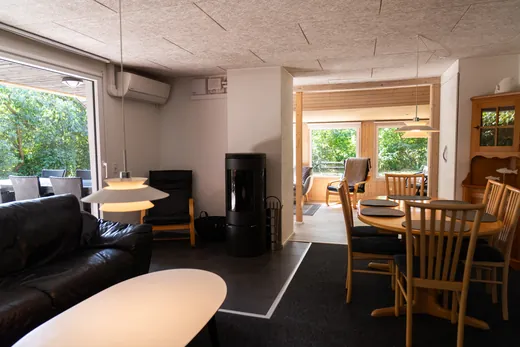 Das Wohnzimmer mit Kaminofen und Blick zum Essplatz.
