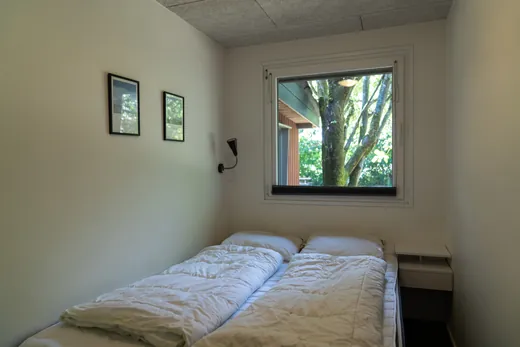 Schlafzimmer mit Doppelbett.