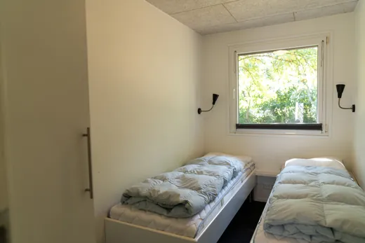 Schlafzimmer mit zwei Einzelbetten.