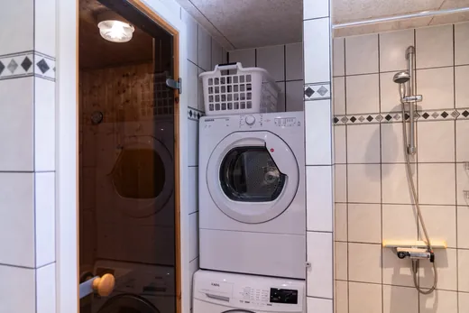Waschmaschine und Trockner im Badezimmer.