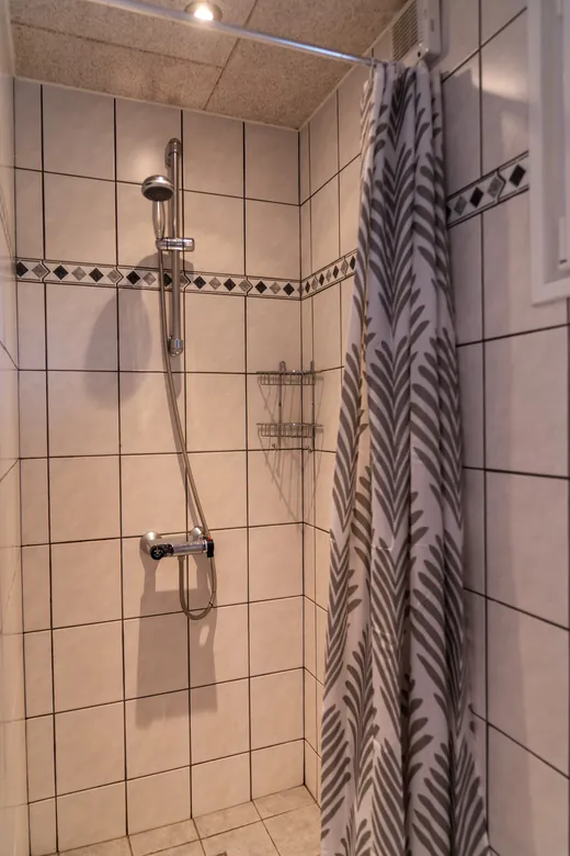 Das Badezimmer mit Dusche.