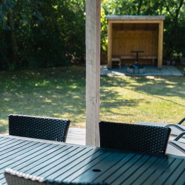 Der Terrassentisch im überdachten Bereich